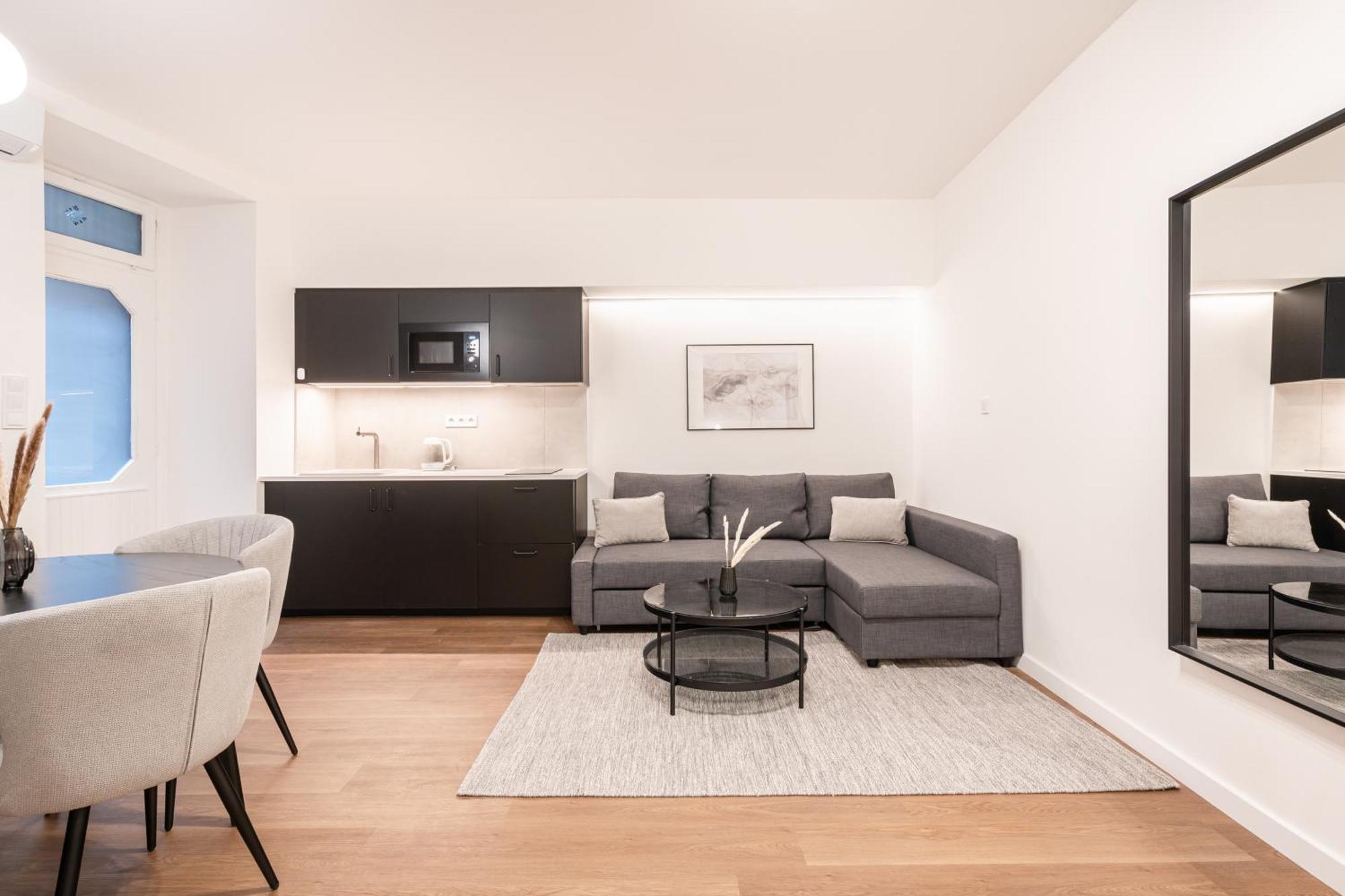 E23 - Grand Boulevard Design Loft - Location By Bqa * Budapeszt